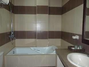 La Roca Veranda Suites & Restaurant 레가스피 외부 사진